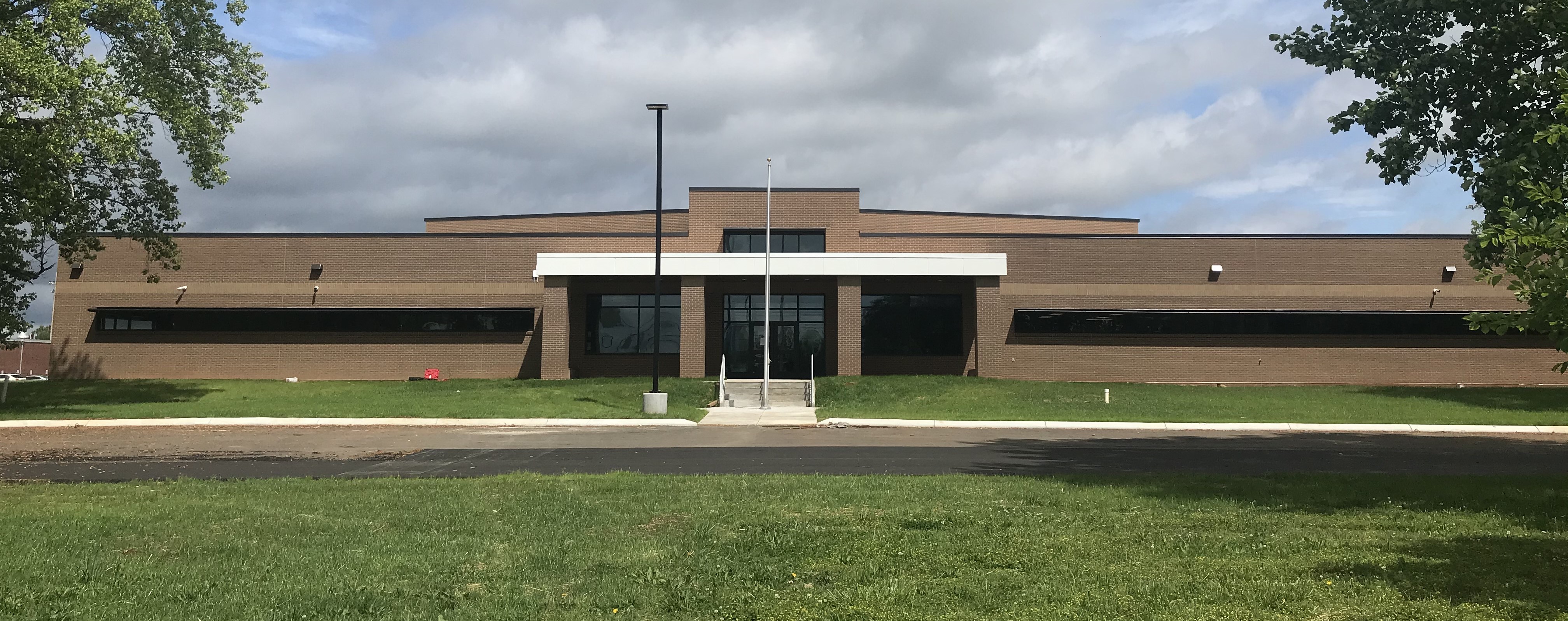 Photo of the front of the Tennessee College of Applied Technology, Shelbyville Campus