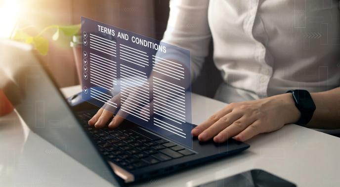 Woman in front of a laptop