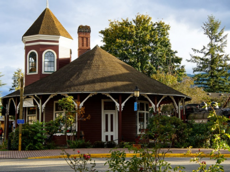 Photo of the Snoqualmie rail depot in Snoqualmie, Washington.